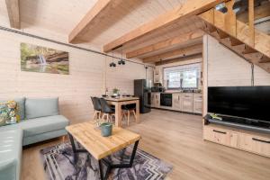 a living room with a couch and a table at Domki Skitnica in Mirsk