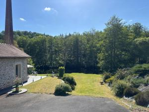 an aerial view of a garden next to a house at Maison charmante en bordure de la Creuse in Glénic