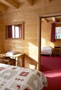 Postel nebo postele na pokoji v ubytování Hôtel L'Accroche Coeur