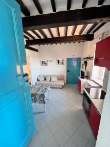 ein Wohnzimmer mit Sofa und Tisch in der Unterkunft Bocca D'oro S1 in Isola del Giglio