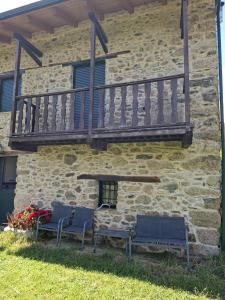 two chairs and a balcony on the side of a building at Apartamento en Casa Celia in Orol +3 photos