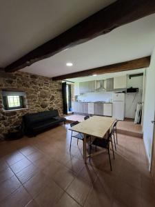 a living room with a table and a kitchen at Apartamento en Casa Celia in Orol