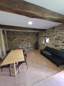 a living room with a table and a couch at Apartamento en Casa Celia in Orol