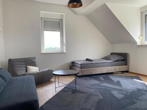 a living room with a couch and a table at Stefans Apartments C - 20 min bis DD Messe und Flughafen inkl Parkplatz in Willich