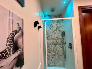 a bathroom with a giraffe mural on the wall at DMC - Alloggio Turistico in Anzio