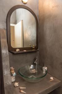 W łazience znajduje się umywalka i lustro. w obiekcie Villa Argo, Feakia w mieście Agios Gordios