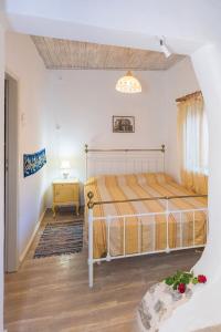 sypialnia z łóżkiem i stołem z lampką w obiekcie Villa Argo, Feakia w mieście Agios Gordios