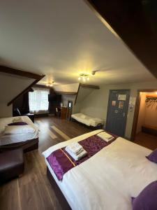 ein Schlafzimmer mit zwei Betten und ein Zimmer mit in der Unterkunft Bennetts Hotel in Long Eaton + 51 Fotos