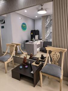 a living room with two chairs and a table at Hostal Caiman Del Rio in Barranquilla