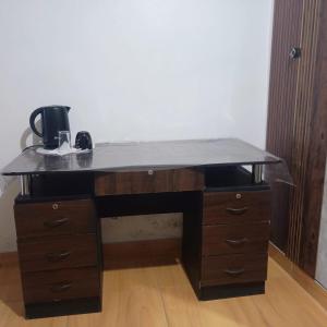 a wooden desk with a counter top on top of it at Arequipa- LaPampilla in La Pampilla