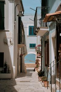 an alley with a view of the beach from between buildings at Marinucci Rooms in Termoli