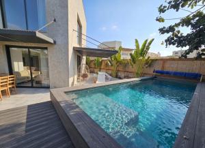 a swimming pool in the backyard of a house at צוקים אילת in Eilat