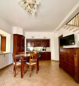 a kitchen with a table and chairs and a television at Via Roma 40 - apartment in Pacentro