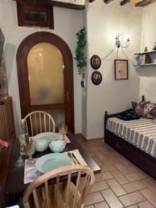 a room with a table with two chairs and a bed at Rifugio della Contea - Centro storico Perugia in Perugia