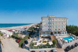 una vista aérea del hotel y de la playa en Hotel Continental, en Milano Marittima