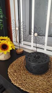 a black cake sitting on top of a table at Apartamento Perea playa in Tavernes de Valldigna +30 photos