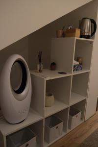 a shelf with a washing machine in a room at URBAN House Vienna in Gerasdorf bei Wien
