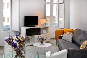 Televízia a/alebo spoločenská miestnosť v ubytovaní Apartamentos Calle Larios