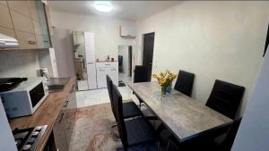 a kitchen with a table and chairs in a kitchen at Dory Studio in Drobeta-Turnu Severin