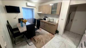 a kitchen with a table and a dining room at Dory Studio in Drobeta-Turnu Severin