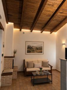 a living room with a couch and a table at Agriturismo Pettino in Campello sul Clitunno