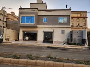 a building with a car parked in the garage at ليالي القمر 2 in Sūq ath Thalut