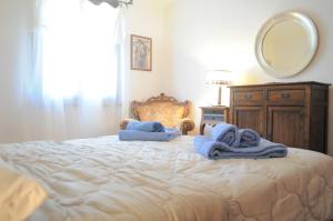 a bedroom with a bed with towels on it at Catalina, ritorno al '70 tra mare e natura in Cannigione +17 photos