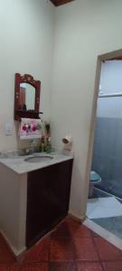 a bathroom with a sink and a mirror at Hospedagem Vista Real in Casa Branca