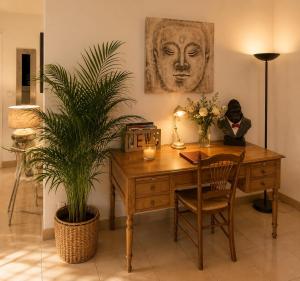 a desk with a plant in a room with a plant at Le Aix Rotonde Mirabeau - Centre Ville Terrasse Garage in Aix-en-Provence +33 photos