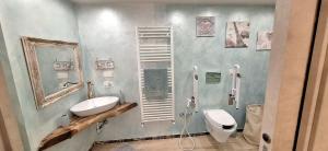 a bathroom with two sinks and a shower and a mirror at Alessandra‘s House in Arezzo