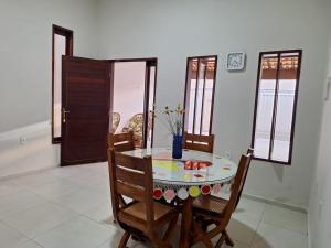 a dining room with a glass table and chairs at Casa charmosa, e bem localizada in Juazeiro do Norte