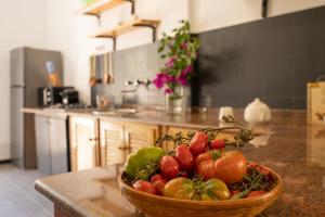 a bowl of tomatoes on a counter in a kitchen at Marzasee - loft in Marzamemi