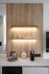 eine Küche mit einer Arbeitsfläche, auf der eine Kaffeemaschine und Tassen stehen. in der Unterkunft The Ark in Stavros