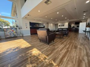 a lobby with leather chairs and a waiting room at Baymont by Wyndham Manteca in Manteca