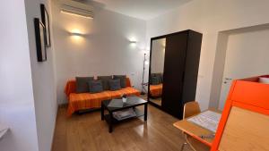 a living room with a couch and a table at Harmony Affittacamere in Riomaggiore