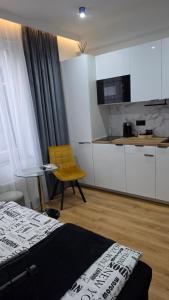 a room with a bed and a table and a kitchen at Anpol 1 idealny dla jednej osoby in Inowrocław