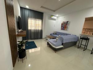 a bedroom with a bed and a table in it at Appart Yassou in Dar Salah Bey