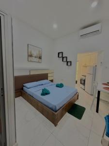 a bedroom with a bed and a kitchen at One bedroom apartment in Marsaskala