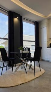 ein Esszimmer mit einem Tisch und zwei Stühlen in der Unterkunft Anpol Udany Wypoczynek in Inowrocław