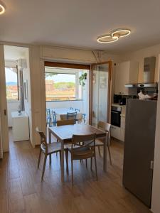 una cucina e una sala da pranzo con tavolo e sedie di Giusti Mare a Grosseto Altre 5 foto