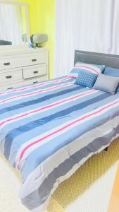 a bed in a bedroom with a dresser at crown y key in Ciales