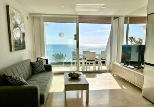 a living room with a couch and a table at Sunset Ocean Oceanvrent in Arguineguín