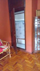 a room with an open door to a room with a glass doorasteryasteryastery at Flat - Condomínio Summerville Apart in Miguel Pereira
