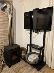 a television on a stand next to a stove at Rincon de los Michis in Barra del Chuy