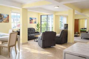 a living room with a couch and a table and chairs at crown y key in Ciales