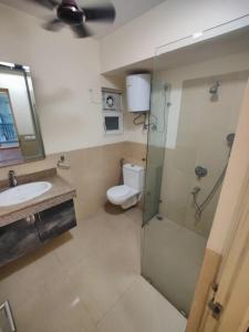 ein Badezimmer mit Dusche, Toilette und Waschbecken in der Unterkunft Kingswick in Kathmandu