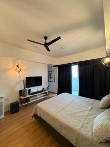 ein Schlafzimmer mit Bett und Deckenventilator in der Unterkunft Kingswick in Kathmandu