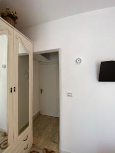 a room with a mirror and a white column at Le Nuage in Torre Lapillo