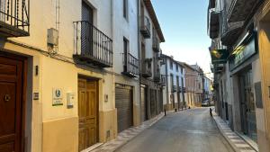 an empty street in an alley between buildings at Balcón de Mágina in Torres