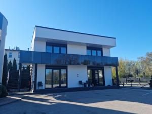 ein großes weißes Gebäude mit großen Fenstern in der Unterkunft ANPOL komfort in Inowrocław